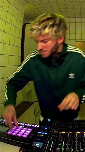 FAKEAR at HÖR. Full set’s up in our library!