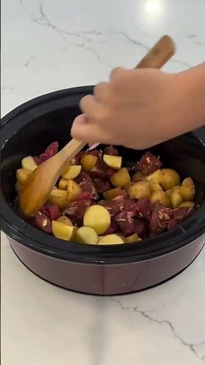 Crock Pot Garlic Butter Steak Bites & Potatoes 🤤