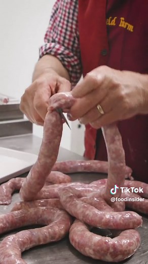 This is how sausages are made with pig intestines. #sausage #pigintestines #pig