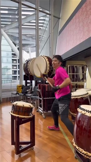 すわんど on Instagram: "ワークショップ第一回 【🔥Burning Beat Exercise🔥】 燃える鼓動・高鳴るビート。 太鼓を打つ！身体の動きが重なり 気づけば全身が熱くなるエクササイズ 第一回「Burning Beat Exercise】 本日、大盛況でスタートできました！ “太鼓で動く楽しさ”を体感していただきました たくさんのご参加ありがとうございました。 ✯✯✯✯✯✯✯✯✯✯✯✯✯✯✯✯✯✯✯✯✯✯✯✯✯ インストラクター TAKERUよりみなさん❤︎メッセージ ご参加いただいた皆様！ ありがとうございましたー！ またTAKERUとドバドバ汗をかきまっしょーーーー！ バーニーング！ TAKERU ✯✯✯✯✯✯✯✯✯✯✯✯✯✯✯✯✯✯✯✯✯✯✯✯✯ インストラクター TAKERUは最後まで全力！ ✯✯✯✯✯✯✯✯✯✯✯✯✯✯✯✯✯✯✯✯✯✯✯✯✯ 🔥参加者募集中🔥 次回開催決定！！！ 2026年3月20日（金祝）決定！ 13:30～15:00 ・運動不足を解消したい ・楽しく汗をかきたい ・和太鼓に興味がある そんな方におすすめです。 👯本日ご参加