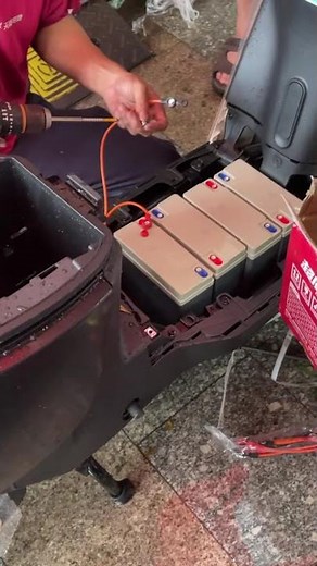 Installing a battery in the electric scooter, Replacing the battery of an electric bike