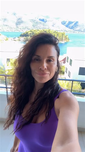 M a r j a S a v i ć on Instagram: "🏖️Za mene odmor na moru nikada nije samo ležanje na ležaljci – odmorim se tek kad se krećem, vežbam, plivam, šetam, istražujem… 🍀Tako se vraćam kući stvarno odmorna i puna energije, zadovoljna, a ne iscrpljena od prejedanja i izležavanja. #trening #odmor #organizacija #cilj #plan #energija #zdravlje #zdravzivot #mentor #mentorstvo #marjaija #marjasavicworkouts"