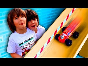 ¡RAYO McQUEEN GIGANTE 🏎️ baja por el TOBOGÁN MÁS LOCO de CARTÓN de Dani y Evan!!
