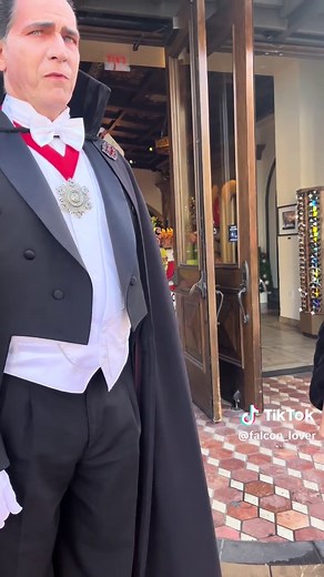 Holiday interaction with Dracula #universalstudioshollywood #dracula #universalmonsters #steampunk
