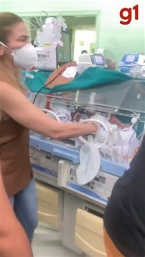 Vídeo mostra bebê dentro de incubadora neonatal sendo retirado do hospital