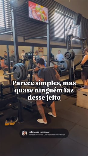 Personal online/ Condicionamento físico on Instagram: "POTÊNCIA para Atletas 👇🏽💥 Potência = Força × Velocidade 👉🏼Cargas muito leves → alta velocidade, pouca força. 👉🏼Cargas muito pesadas → muita força, baixa velocidade 👉🏼CARGAS ÓTIMAS → onde a potência é máxima no futebol, essa carga geralmente está em intensidades moderadas, não próximas do 1RM. 👇🏽Para o AGACHAMENTO (exercício que eu utilizei acima) em atletas de futebol e futevôlei: 👉🏼 30–60% de 1RM → faixa mais comum de potência