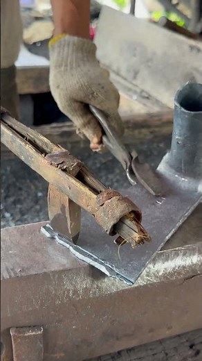 Finishing the tip of a digging pry bar using traditional blacksmith techniques #woodworking