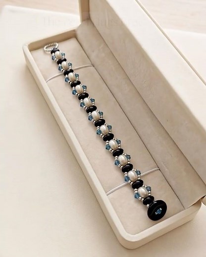 Pearl Hugs Bracelet