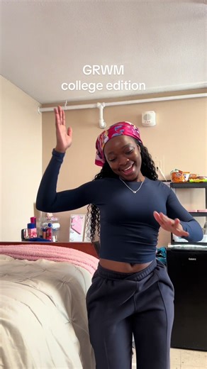 I am academically overwhelmed but atleast my outfit is cuteee Sweatpants: @prettylittlething Top: @SHEIN #fyp #ootd #grwm #college