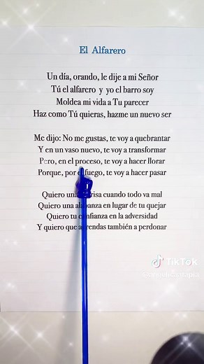 Dios te bendiga 🙏 🎶 El Alfarero Letra 🎶 Un día, orando, le dije a mi Señor Tú, el alfarero, y yo, el barro soy Moldea mi vida a tu parecer Haz como tú quieras, hazme un nuevo ser Me dijo: No me gustas, te voy a quebrantar Y en un vaso nuevo, te voy a transformar Pero, en el proceso, te voy a hacer llorar Porque, por el fuego, te voy a hacer pasar Quiero una sonrisa cuando todo va mal Quiero una alabanza en lugar de tu quejar Quiero tu confianza en la tempestad Y quiero que aprendas también a