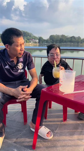❤️ 307.000 NGƯỜI THEO DÕI TRÊN TIKTOK – 266.000 NGƯỜI ĐỒNG HÀNH TRÊN FACEBOOK, HÀ XIN CÚI ĐẦU BIẾT ƠN! ❤️ Thật sự, hôm nay em Hà cảm thấy vô cùng vui sướng và hạnh phúc khi nhìn lại hành trình của mình. TikTok của em Hà đã vượt mốc 307.000 lượt theo dõi, còn Facebook sau một năm bị hạn chế đề xuất, đến nay cũng đã được mở lại và đạt hơn 266.000 người theo dõi. 🥹❤️ Với một chàng trai xương thủy tinh như Hà, đây không chỉ là những con số, mà còn là tình yêu thương, sự động viên và niềm tin mà quý