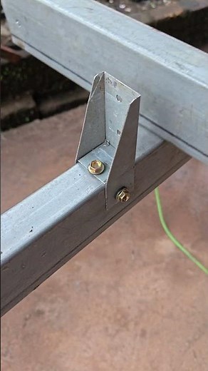 A young and simple way to install roof trusses using a smart tool.