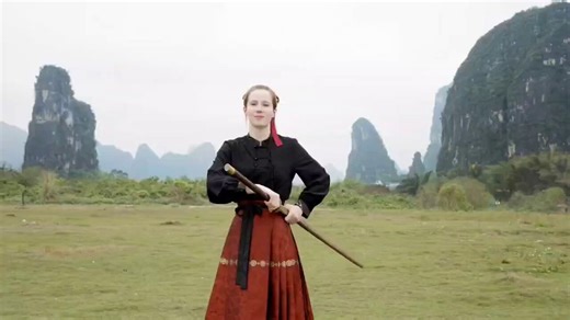 RT @AsianDawn4: Damn, White girl went full Ancient China. Her name is Ashley Couch. If I remember correctly, she moved to some Chinese vill…