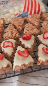 今はやりのマシュマロを使ったかわいすぎるおやつレシピ🍓/ さんかくケーキ型を使ってケーキみたいに仕上げたマシュマロバー✨ オーブン不要で簡単なのにプレゼントにぴったりなかわいい仕上がりになります♪ レシピはこちら 👉https://www.cotta.jp/special/event/whiteday/ レシピ：nozomiさん 動画：しおあーるさん | cotta
