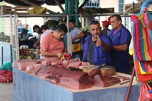 9.9K views · 158 reactions | Manta, Ecuador is known as the Tuna Capital of the World - but that's not the whole story! There is a veritable cornucopia of fresh seafood brought in every day by the fishing fleets. Take a quick stroll through the largest fish market, on Tarqui beach in Manta. Remember, this wasn't a special market day - this goes on everyday in Manta! | International Living Ecuador | Facebook