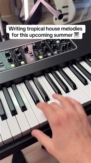 Writing tropical house melodies for the upcoming summer #edm #dancemusic #tropicalhouse