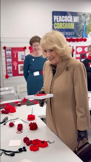The Queen met members of the community (and their dogs!) in Wiltshire today. ❤️ 🐾