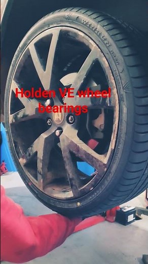 Bad wheel bearing on VE Commodore #autorepair #automobile #mechanic #holden #commodore #vecommodore