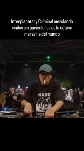 Techno is love on Instagram: "Interplanetary Criminal protagonizó uno de los clips más icónicos de la escena electrónica reciente. Una sesión en HÖR Berlin donde mezcló vinilos sin auriculares, cigarrillo en mano y con una precisión impecable. Lo que para la mayoría de DJs sería casi imposible, él lo convirtió en un gesto natural, mostrando un control absoluto de la música y una confianza que solo se gana con años de experiencia. Más allá de la técnica, lo que impactó fue la actitud cruda y unde