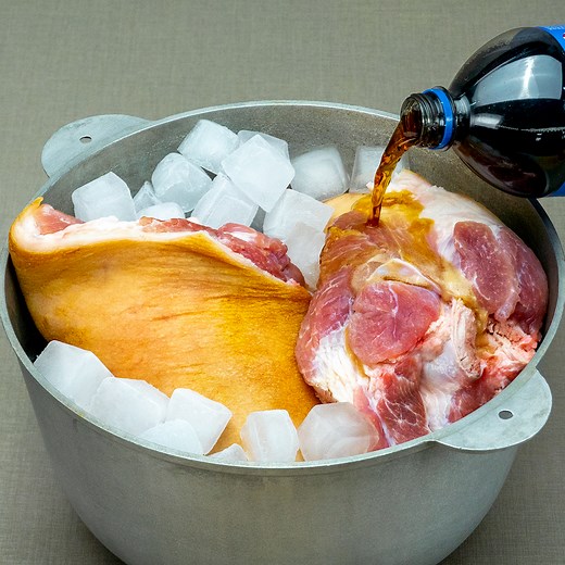 Forget all the recipes! This is the most delicious sausage I've ever eaten! Ingredients: pork ham hock: 2 pc water: 2 l (68 pt) Pepsi: 2 l (68 pt) ice cubes: 200 g (7.1 oz) red onion: 300 g (11 oz) garlic: 50 g (1.8 oz) bay leaves: 5 pc black peppercorns: 10 g (0.4 oz) salt: 15 g (0.5 oz) garlic: 15 g (0.5 oz) oil: 25 ml (0.8 fl oz) onion: 150 g (5.3 oz) carrot: 150 g (5.3 oz) boiled potatoes: 300 g (11 oz) dill: 10 g (0.4 oz) pickled cucumbers: 100 g (3.5 oz) red onion: 1 pc water: 100 ml (3.4 