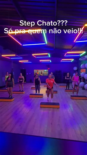 Elisabete Gomes on Instagram: "Uma aula de 45 minutos de step queima, em média, entre 300 a 600 calorias, variando de acordo com a intensidade da aula, peso corporal e condicionamento físico do praticante. A atividade é um exercício aeróbico intenso que trabalha pernas, glúteos e abdômen, podendo aumentar o gasto calórico dependendo da complexidade da coreografia e velocidade do ritmo. Pontos importantes sobre a queima calórica no Step: Intensidade e Duração: Aulas de 30 a 45 minutos podem queim