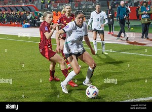 von links: Elisa Senß (GER, 20), Laura Feiersinger (AUT, 10); Zweikampf, Duell, Aktion, action, 25.02.2025, Nürnberg (Deutschland), Fussball, UEFA Women's Nations League, Deutschland - Österreich, DFB/DFL REGULATIONS PROHIBIT ANY USE OF PHOTOGRAPHS AS IMAGE SEQUENCES AND/OR QUASI-VIDEO Stock Photo - Alamy