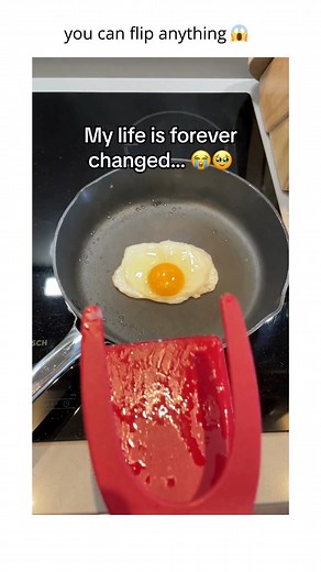 Nestura | With this 2 in 1 spatula you can flip anything 😱 #kitchengadgets #homehacks #eggs #kitchenhacks #tiktokmademebuyit | Instagram