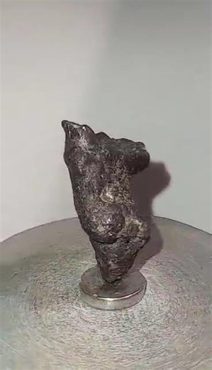 Météorite sidérite orientée ou mésosidérite à l'étude / 19,18 g