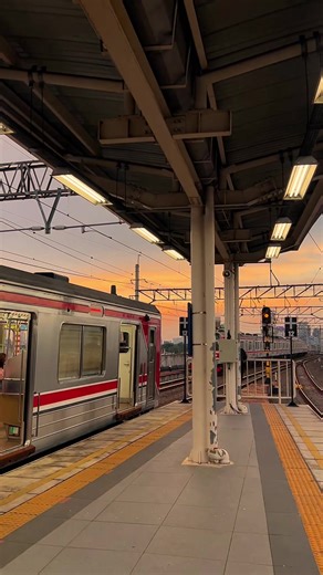 Senja di 📍Stasiun Manggarai Jakarta selalu terbaik. Video boleh di ambil buat bahan content creator pemula , story dll. Di izinin. Ga usah di follow. #jakarta #senja #foryou #stasiun #fyp
