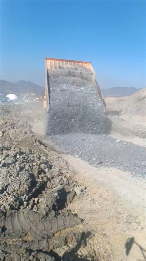 Perfectly Spreading 220 Tons of Gravel With Haul Truck
