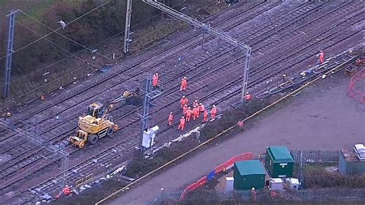 👷 🛤️ Lots of action happening at Hanslope Junction near Milton Keynes ... Overhead line work, tamping and preparation for welding. 📹 : Captured by our Air Operations team Please continue to check your journeys before you travel this week. #ChristmasRailWorks #AirOperations | Network Rail