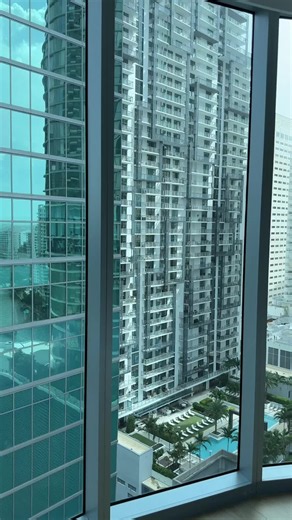 POV: your Miami hotel has bay views, skyline views, AND a rooftop pool 🌊 no notes. 📍Kimpton EPIC, Downtown Miami #miamihotels #kimptonepic #downtownmiami #miamitravel #hoteltour