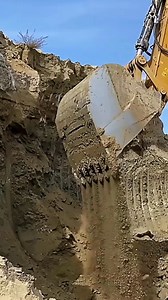 43K views · 656 reactions | Cat 6015B Loading Action - Power Meets Precision #Cat6015B #ExcavatorLoading #MiningLife #HeavyEquipment #KonstruksiBerat | Earthmover Legends | Facebook