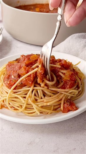Looking for a healthy and delicious pasta sauce recipe? This garden veggie homemade marinara sauce is packed with flavorful vegetables and can be made in under 30 minutes. Watch the video tutorial and try it out tonight! 🍅🥬🍝 Recipe: https://ohsweetbasil.com/garden-veggie-marinara-sauce-recipe/ #ohsweetbasil #recipe #dinner #healthydinner #garden #veggie #marinara | Sweet Basil