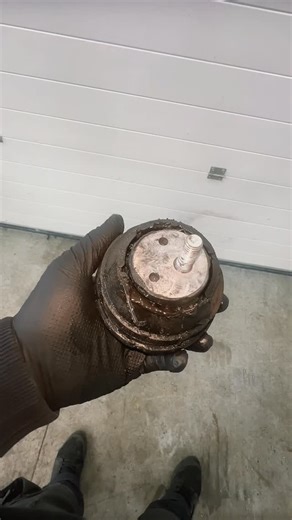 FDG Elements on Instagram: "Drift V8 E34 Linkes Motorlager starr, rechtes gelagert. Die linken Motorlager reißen nach einer Zeit immer, wenn das Fahrzeug mit Sperre gedriftet wird. Somit ersetzt man nun das Lager mit einem starren Lager. Das Zugmoment an dem Gummi ist einfach zu hoch. Jetzt wird das Zugmoment auf den Arm übertragen, die Last geht über in drehbewegung, und wandert auf die rechte Seite zum Lager welches dort gedrückt wird. #bmw #e34 #drift"