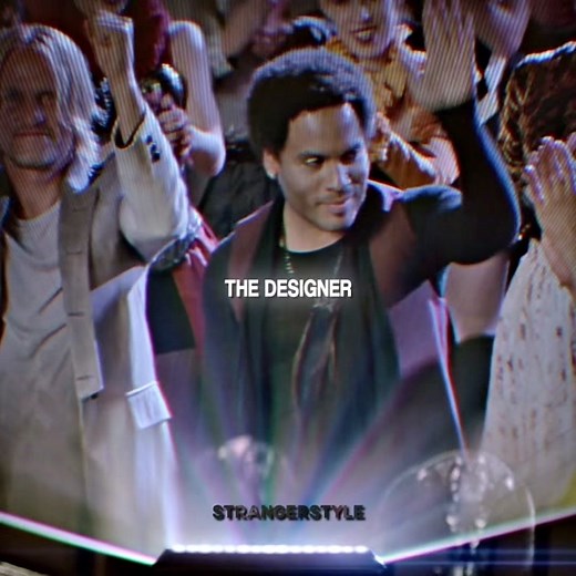 the wings on the mockingjay suit>>