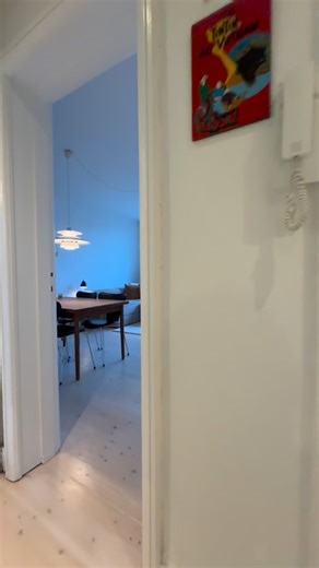 Nybolig Valby on Instagram: "☀️ Lys og veldisponeret ejerlejlighed i Valby med privat altan Denne 59 m² ejerlejlighed byder på velindrettede rum, stort vinduesparti og et skønt lysindfald, der skaber en luftig og indbydende atmosfære. Stuen på knap 20 m² giver god plads til både sofa- og spiseafdeling, mens soveværelset er rummeligt med god skabsplads. Den private altan vender ud mod grønne omgivelser – perfekt til morgenkaffen eller rolige aftener. Køkkenet er separat med god bordplads, og bade