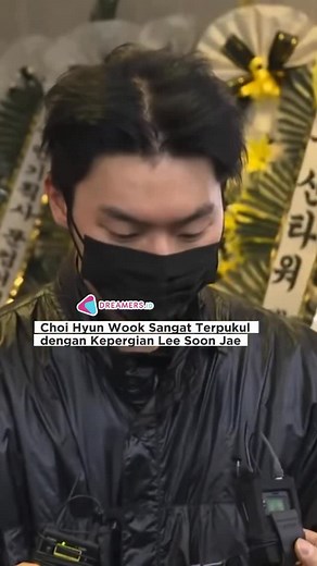 Choi Hyun Wook melayar ke rumah duka Lee Soon Jae pada Selasa (25/11) di Rumah Sakit Asan Seoul. Meski belum sempat bertemu secara pribadi, Choi Hyun Wook merasakan kehilangan yang mendalam dan terlihat sangat terpukul. #dreamersid #dreamersradio #dreamersnetwork #leesoonjae #choihyunwook | Dreamers Radio