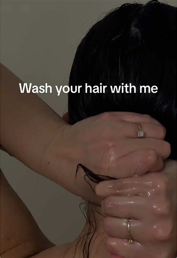 Dealing with greasy hair & scalp? You’re not alone—it’s my clients’ #1 concern! ✨ Here’s how I properly cleanse, detoxify, and hydrate using two of my go-to products from Areté: 1️⃣ Detoxifying Herbal Hair Wash– Removes excess oil & buildup without stripping moisture. 2️⃣ Really scrub or shampoo 2x 3️⃣ Daily Rituals Conditioning Crème– Hydrates the lengths while keeping the scalp clean & balanced. A greasy scalp is often a sign of product buildup or over-washing—proper cleansing & detoxing make 