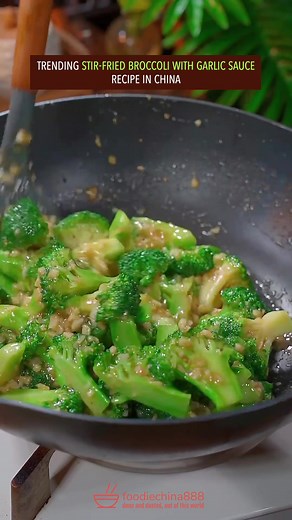 Trending stir-fried broccoli with garlic sauce recipe in China. Do you want to try? #recipe #cooking #chinesefood #broccoli #vegetables #garlic | foodiechina888