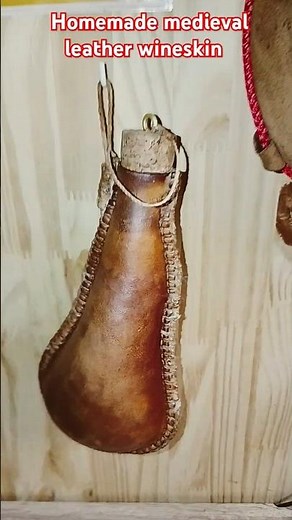 Outre en cuir style médiéval fait main #wineskin #wine #botadevino # médiéval