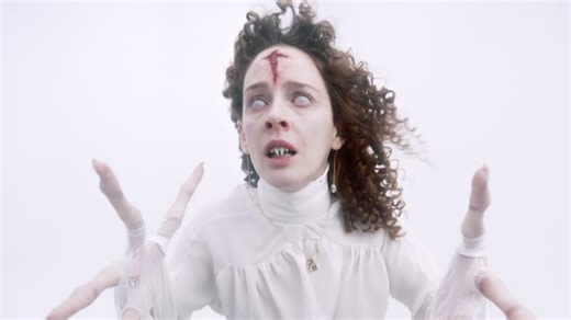 ‘Silencio’: Eduardo Casanova se pone clásico, sin perder locura, con su viaje vampírico al VIH y al dolor de la eternidad