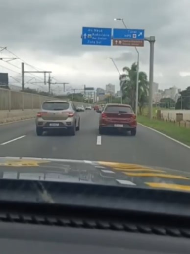Perseguição da PRF a suspeito termina com prisão por tráfico e tentativa de homicídio em Porto Alegre A Polícia Rodoviária Federal (PRF) prendeu, na tarde desta quinta-feira, dia 23 de abril de 2026, um homem por tráfico de drogas e tentativa de homicídio, após fuga e atropelamento proposital de um motociclista no centro de Porto Alegre. A ação teve início após a PRF receber informações da Brigada Militar da possibilidade de um Ônix estar sendo utilizado pelo tráfico de drogas na região metropol