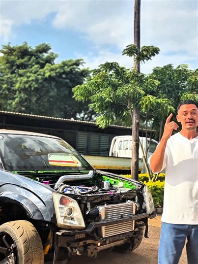 Toda a gente que passou por este carro viu sucata. Eu vi uma lenda à espera de acontecer. 🔧 Vou reconstruí-lo de raiz — motor, suspensão, tudo — ele vai ser sorteado ao vivo. Pode ser teu. Mas primeiro… consegues adivinhar que carro é? 👀 Atira o teu palpite nos comentários 👇 Amanhã sai o 1º episódio completo no YouTube. Esta transformação acontece com a @galp.mz, a ELTEL, a @the_shinemz e a @jps_transportes_lda como parceiros. 🛢️ @fuelinjectiontech · @heikepinto #CansadoLendario #FuelInjecti