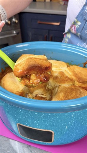 Easy crockpot recipe Amy makes a smoky sausage and bean casserole in the slow cooker with smoked sausage, kidney beans, sour cream and green onions topped with flaky biscuits. | Anyone Can Cook