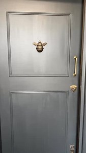 Countryside serenity meets city living 🌿✨ Content creator @byflossietaylor designed her cozy haven to reflect the English countryside with vintage finds, layered textures, and a charming collection of meaningful pieces. Her garden creates a true escape from the busyness of London. Watch Flossie’s full #Homeworthy tour on HOMEWORTHY.COM!! #homeworthy #london #england #englishcountryside #countryhome #vintage #cozy #collected | Homeworthy