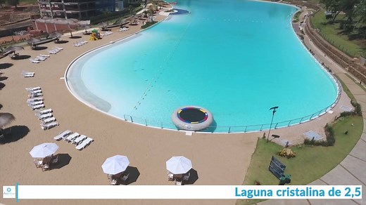 En una ubicación privilegiada, al límite de los municipios de San Bernardino y Altos se encuentra Aqua Village, un condominio cerrado que incorpora la mundialmente recnocida laguna cristalina, Crystal Lagoons, recreando un ambiente idílico de playa los 365 días del año. Para más información comunicate al (021) 688 7000 o al e-mail: contactos@raices.com.py | Aqua Village