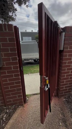 Verticlose Gate Closer from Locinox