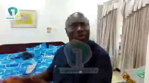 Officers from the Economic and Organised Crime Office (EOCO) on Tuesday reportedly raided the Atonsu residence of former Asokwa MP and former GIHOC Distilleries Managing Director, Maxwell Kofi Jumah. Ashanti Regional NPP Communications Director Paul Yandoh, says the officers presented documents indicating they were conducting a search, adding that the operation was carried out in Mr. Jumah’s absence.#GhanaNews #EOCO #Kumasi #ChannelOneNews