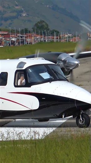 Magrux Aviation Videographer on Instagram: "Close up and Takeoff ✅🔊 ✈️ Rockwell Intl 690B Turbo Commander 📍 Aeropuerto Alberto Carnevali, Mérida - Venezuela 🧑‍✈️ @bitacoraaerea @shaggythepilot 💪 #aerocommander #merida #svmd #turbocommander #turboprop #rockwell690b #turbopropengine #garrettturbo #venezuela #privateairplane #spotting #avgeek #airplanevideos #videosdeaviones #aviationlovers #turismo"